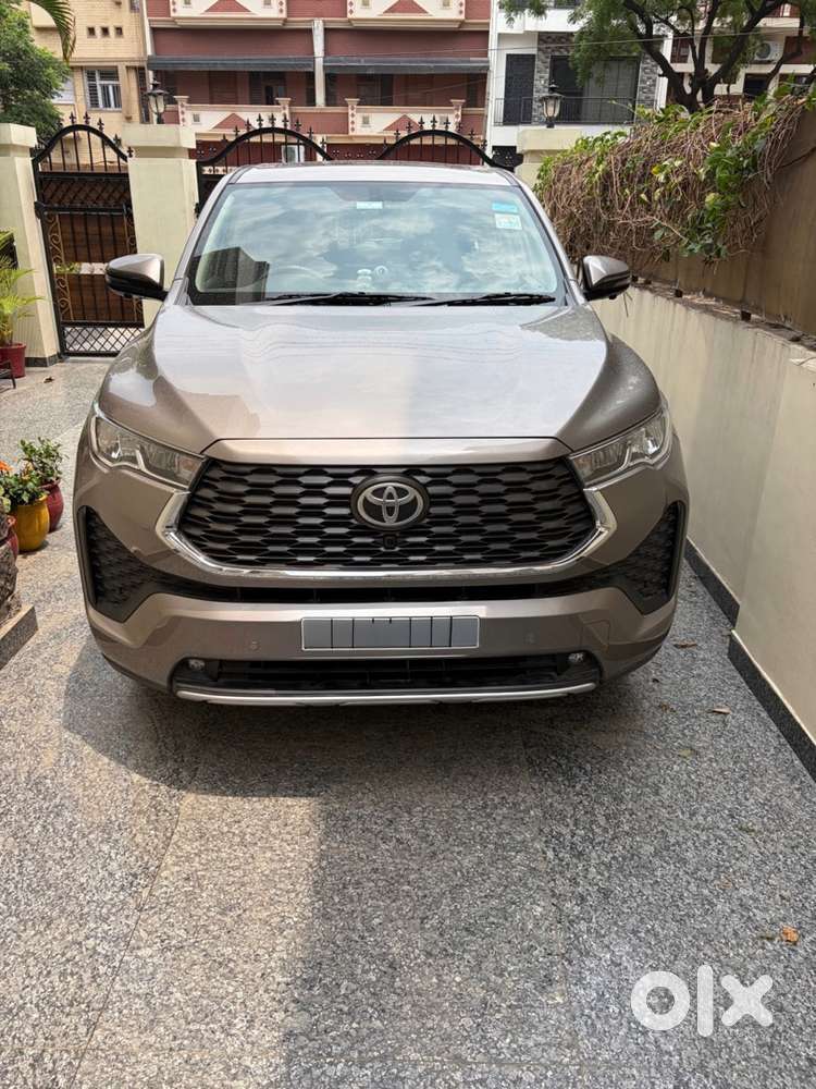 Toyota Innova Hycross 2025 Petrol In Show Room Condition