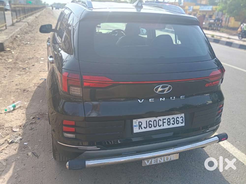 Hyundai Venue 2025 Petrol 6000 Km Driven
