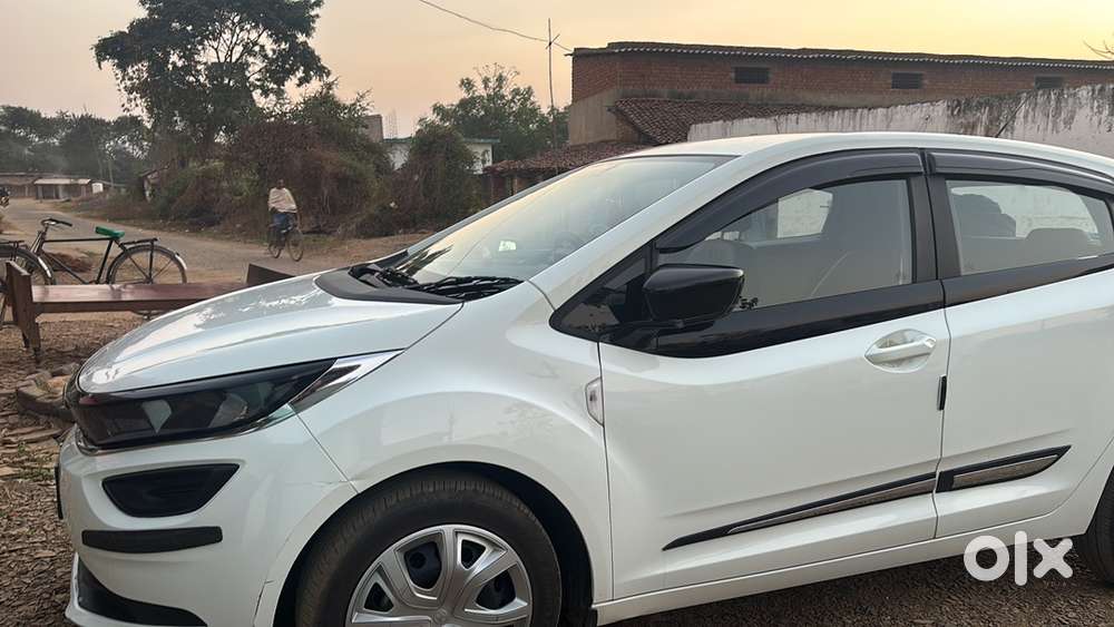 Tata Altroz Petrol 2024