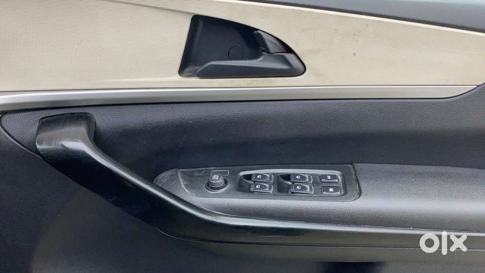 Mahindra Xuv700 2.0 Ax 5 Petrol Mt Str, 2022, Petrol