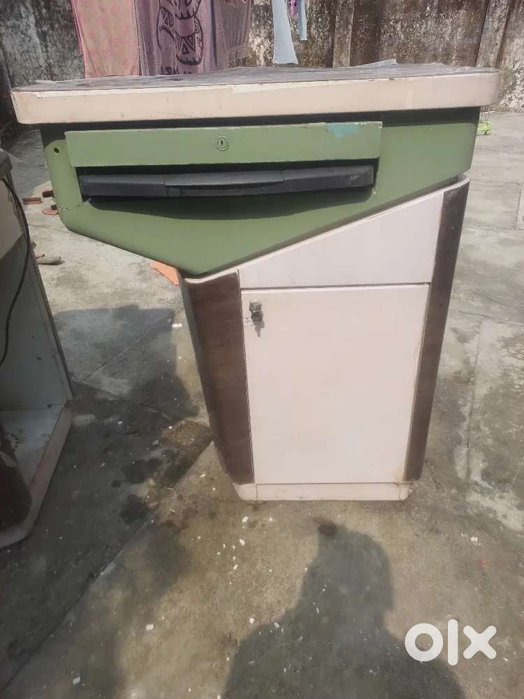 2 Counter table & crockery showcase