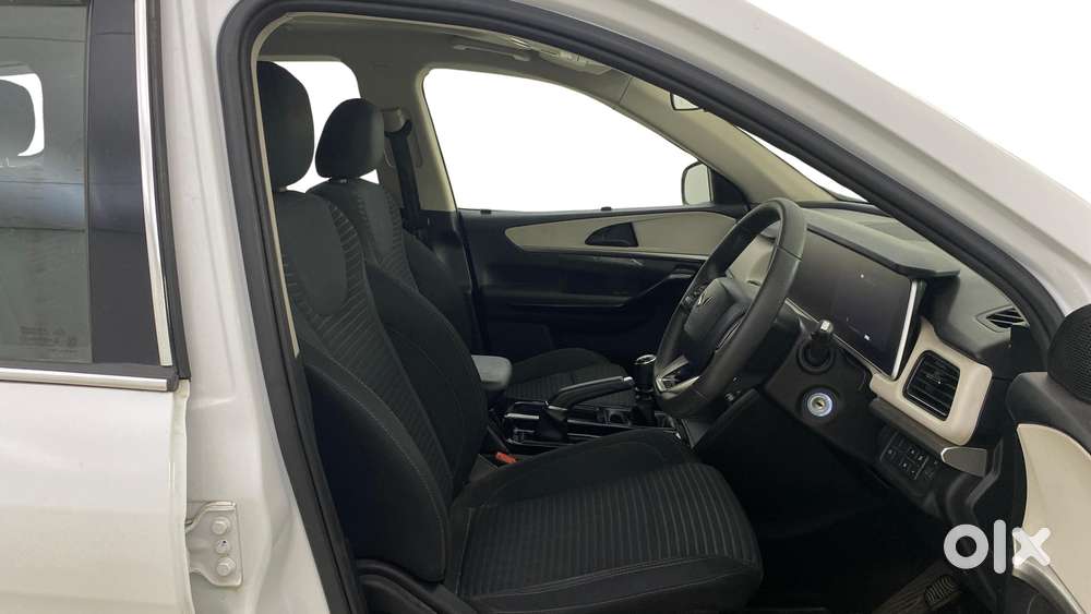 Mahindra Xuv700 2.0 Ax 5 Petrol Mt 7 Str, 2022, Petrol