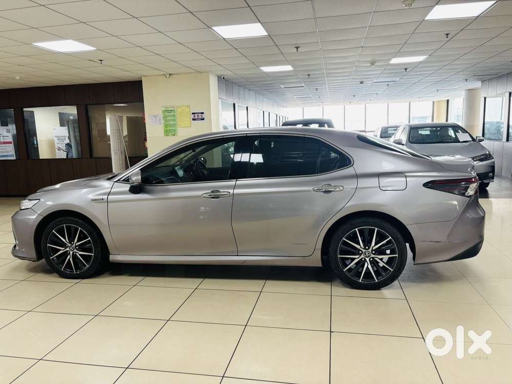 Toyota Camry [2019-ongoing] 2.5 Hybrid, 2023, Cng & Hybrids