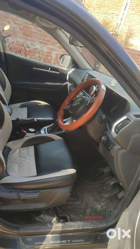 Second Top, Kia Sonet 2022 Diesel Well Maintained, Company Service.