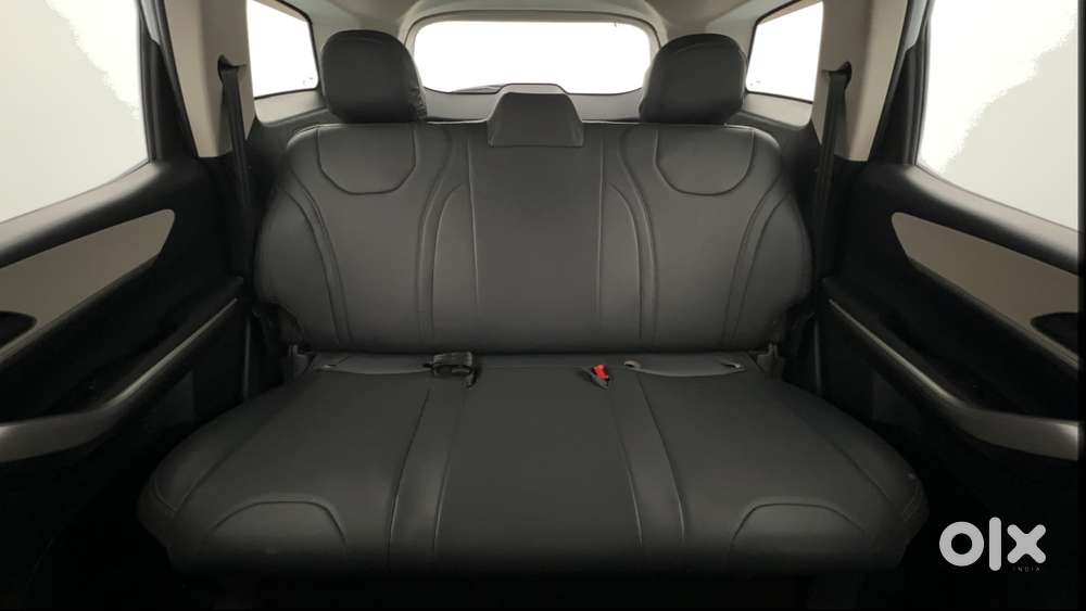 Mahindra Xuv700 2.0 Ax 3 Petrol At 5 Str, 2021, Petrol