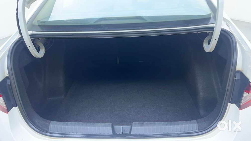 Skoda Slavia Style 1.0l Tsi At, 2022, Petrol