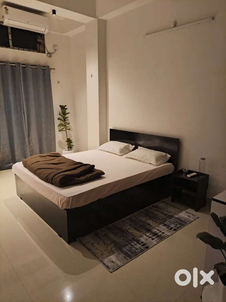 Qeen size bed at lowest price 1 side table free+ mattress available