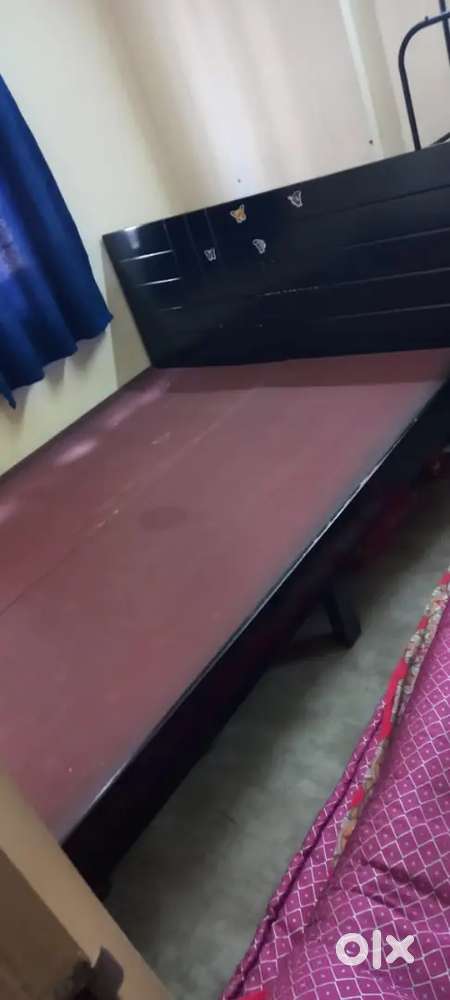 Queen size bed without storage - 4 years old