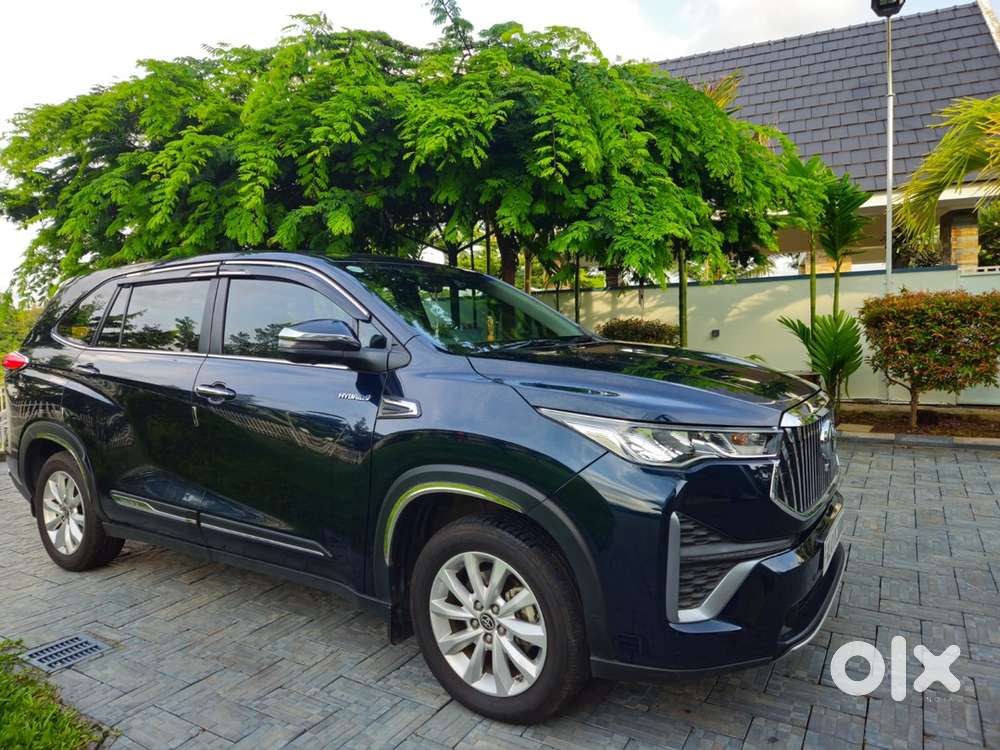 Toyota Innova Hycross (color: Blackish Ageha Gf) Petrol Good Condition