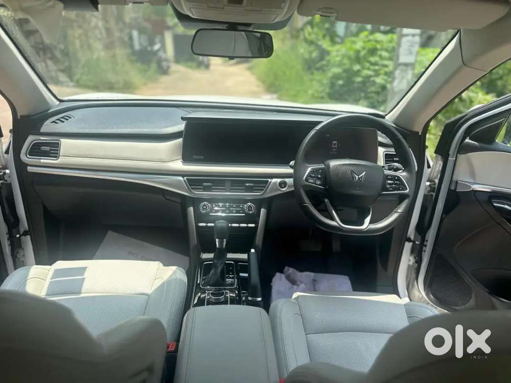 Mahindra Xuv700 2022 Petrol 31300 Km Driven