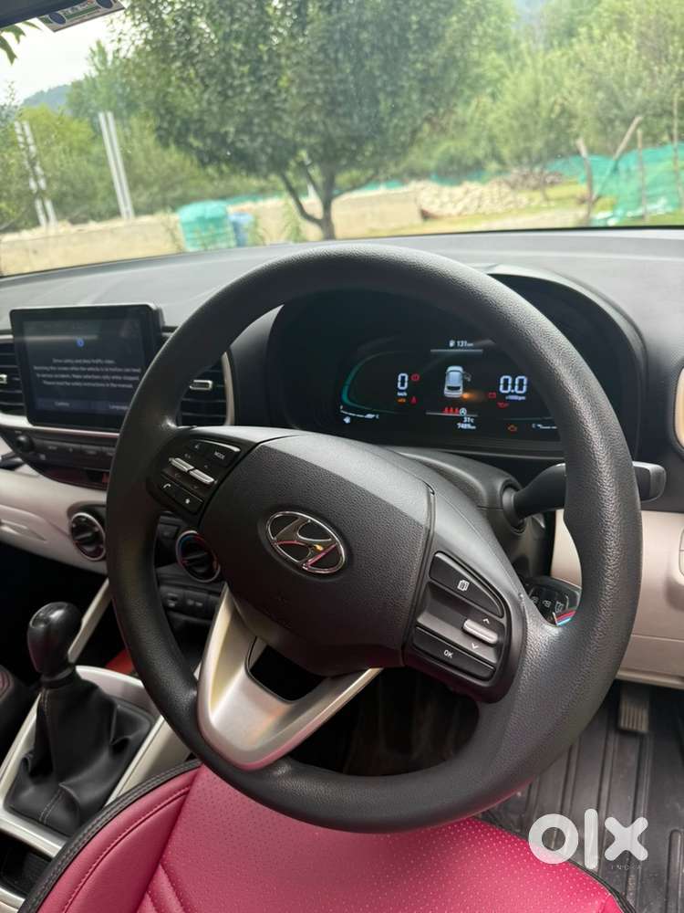 Hyundai Venue 2025 Petrol Well Maintained