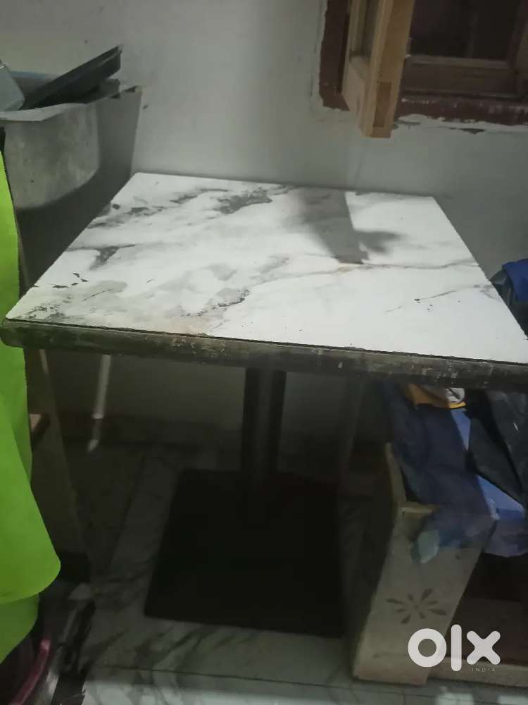 Cafe center table