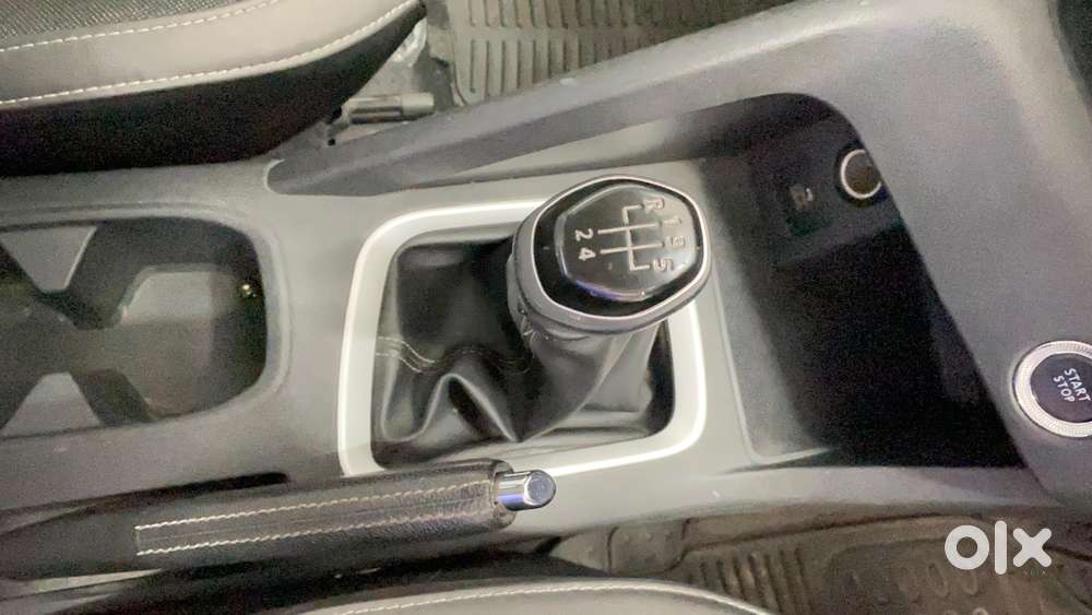 Nissan Magnite 1.0 Xv Premium, 2022, Petrol