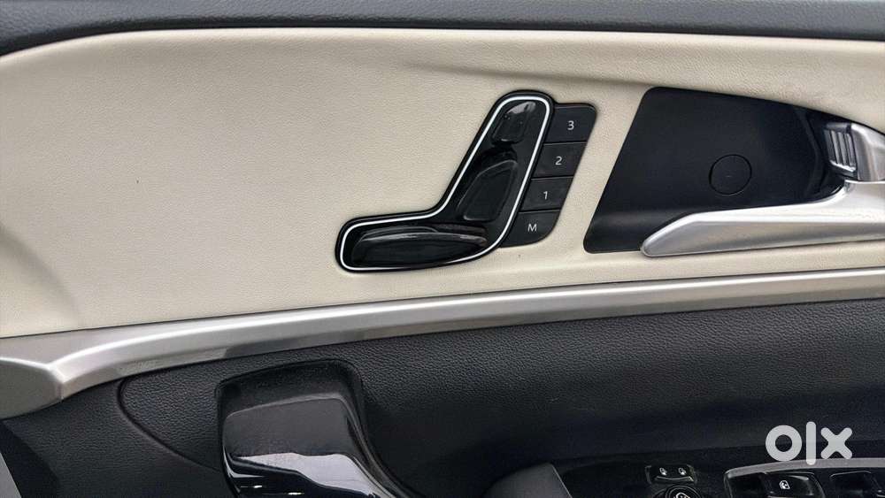 Mahindra Xuv700 2.0 Ax 7 Petrol At Str, 2023, Diesel