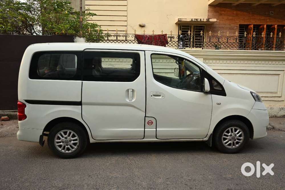 Nissan Evalia Pearl White 7 Seater Muv