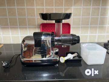 For Sale New Omega Cold Press Juicer NC1000HDS used only twice