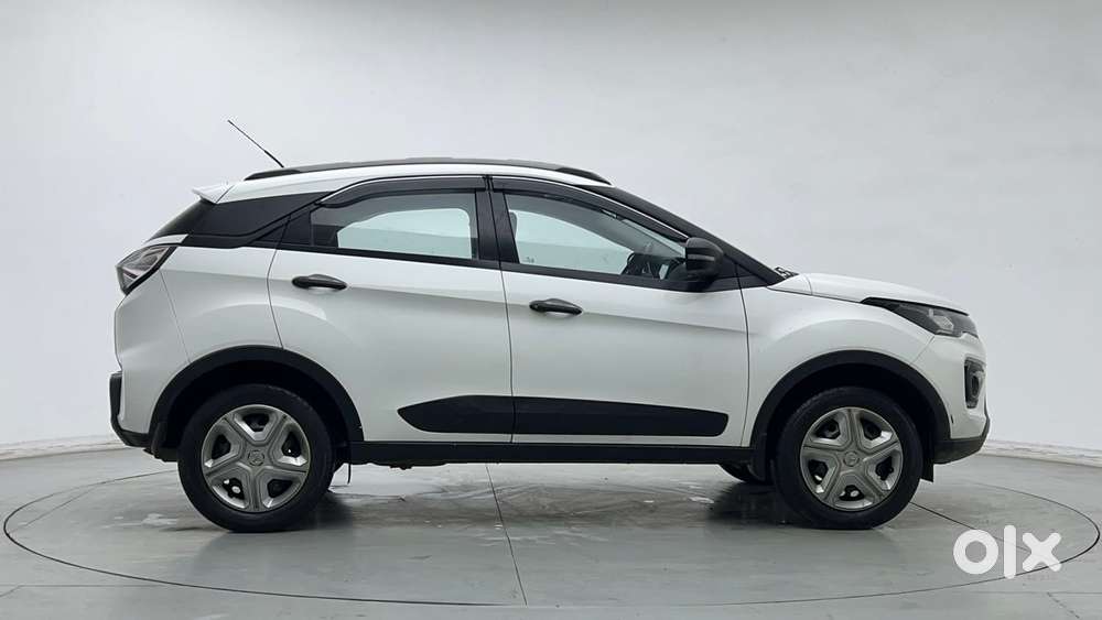 Tata Nexon 1.2 Revotron Xm (s), 2023, Cng & Hybrids