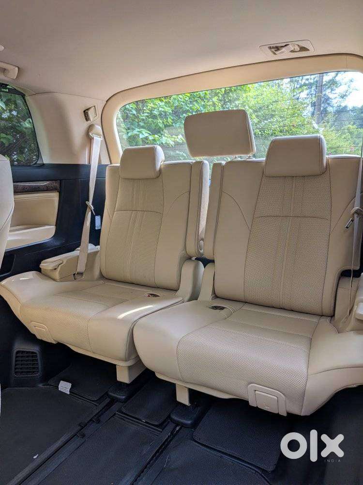 Toyota Vellfire 2.5 Executive Lounge, 2023, Petrol