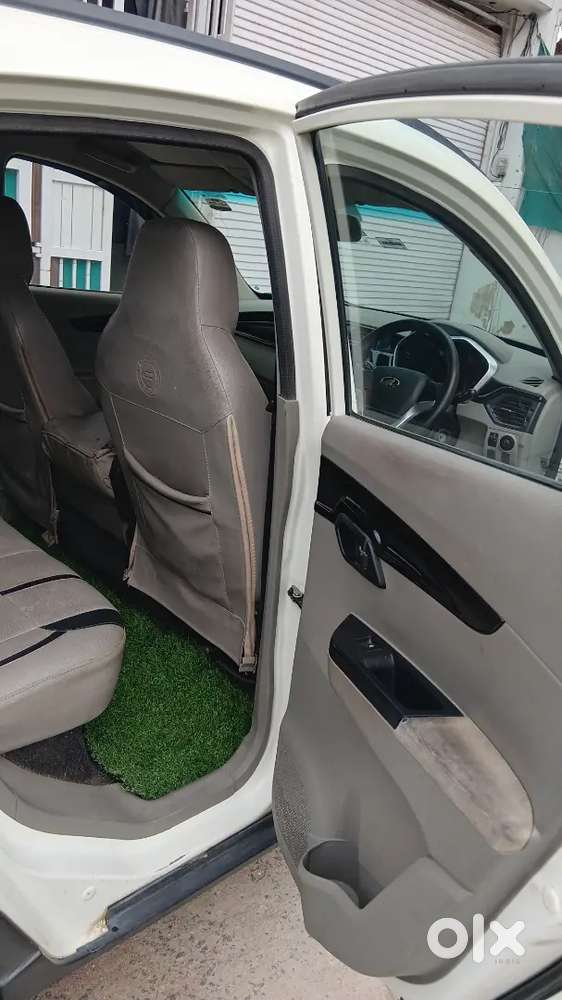 Kuv Mahindra White 2016 Modal Good Condition