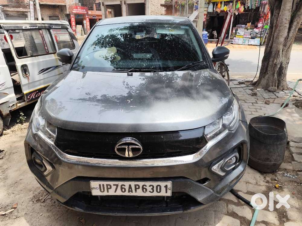 Tata Nexon Cng बाहर से लगबाई है।