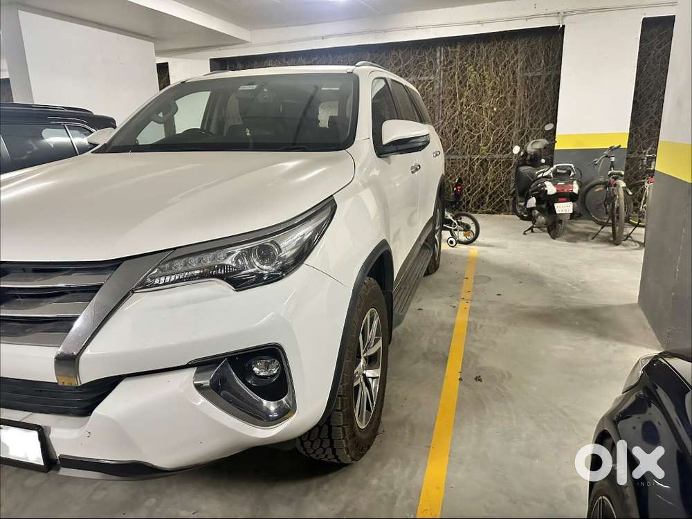 2018 White Fortuner 4x4 At