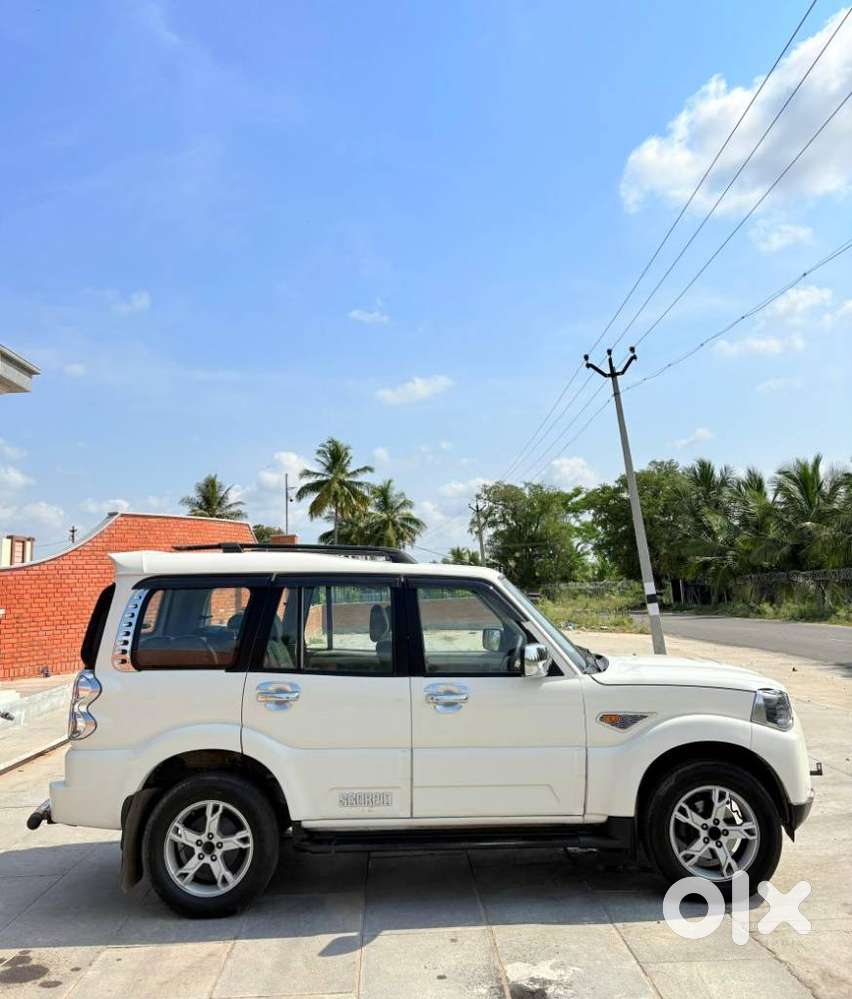 Mahindra Scorpio S10, 2015