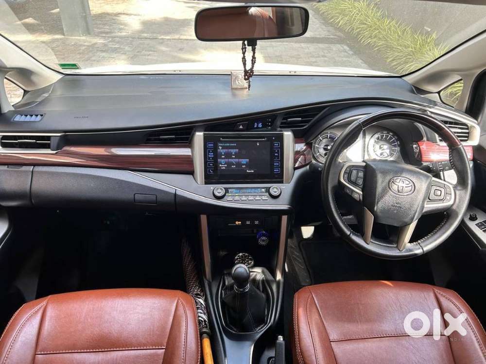Innova Crysta 2.4v Bs (iv),60000km,leather Interior, Super White