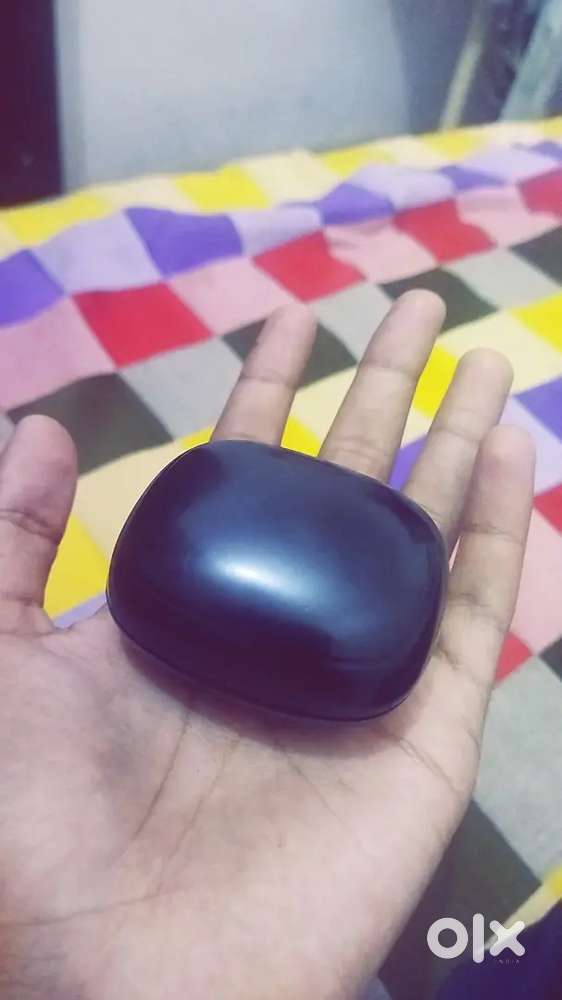 Black earbud with duo language