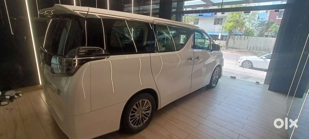 Toyota Vellfire 2.5 Executive Lounge, 2021, Cng & Hybrids