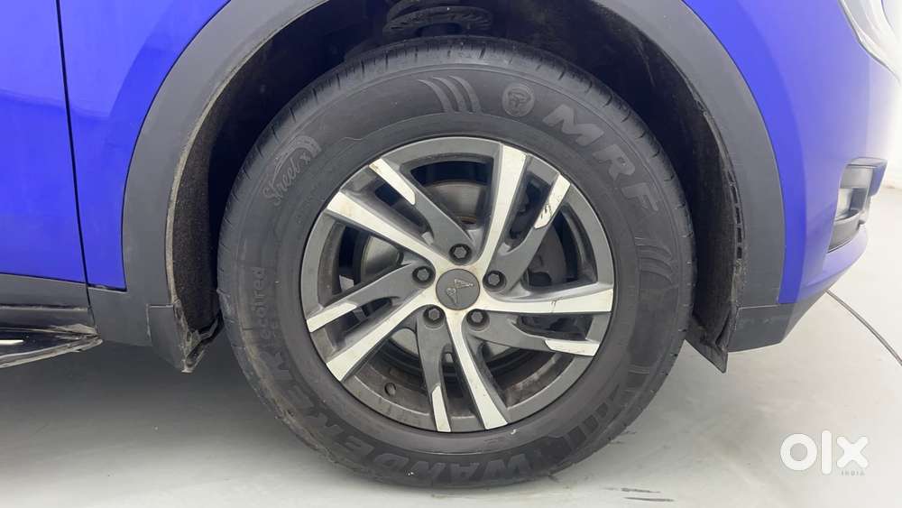 Mahindra Xuv700 2.0 Ax 5 Petrol Mt Str, 2021, Petrol