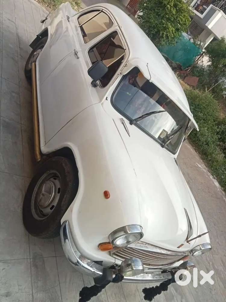 Ambassador Mark 3.  Hm Isuzu