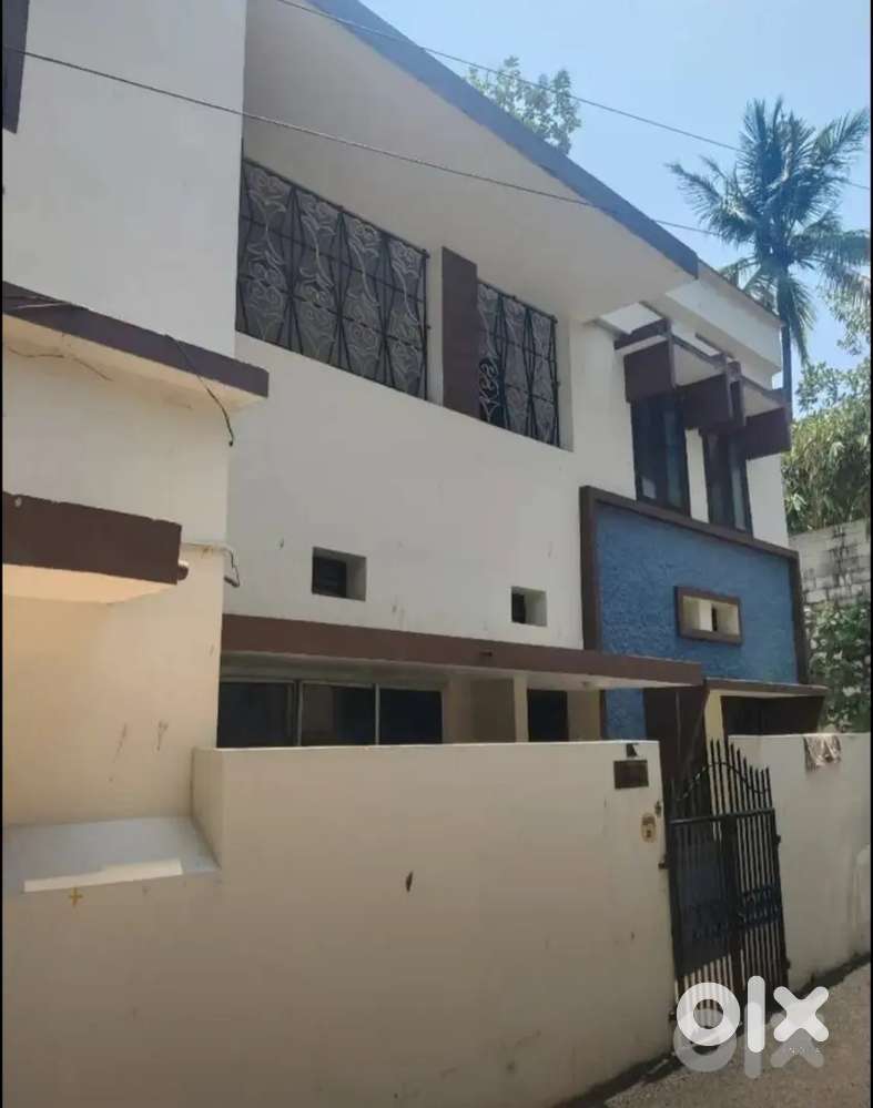 Residential 6 Cent Land With Old House For Sale at Kumarapuram