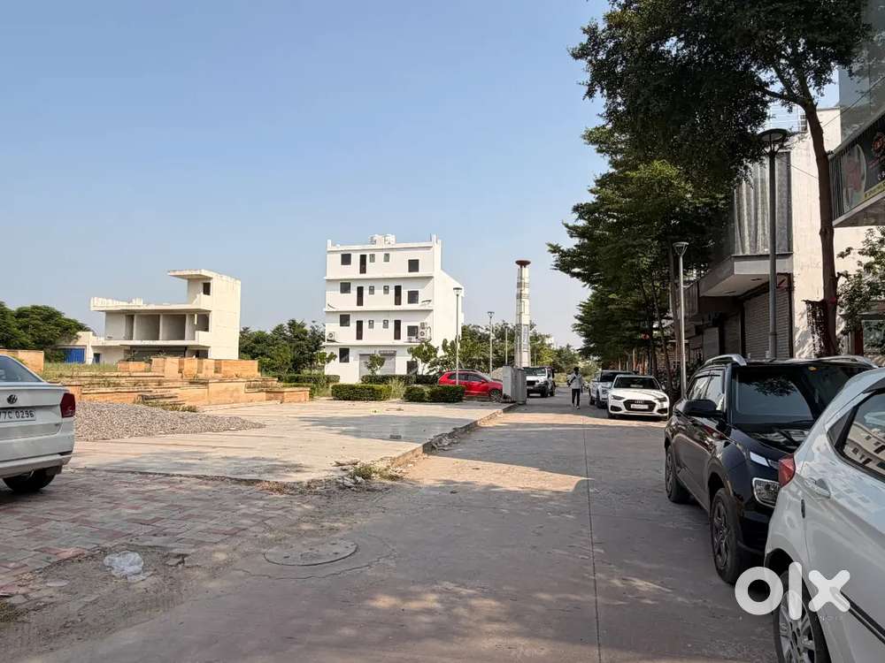 Prime location 35 sq yards commercial plot