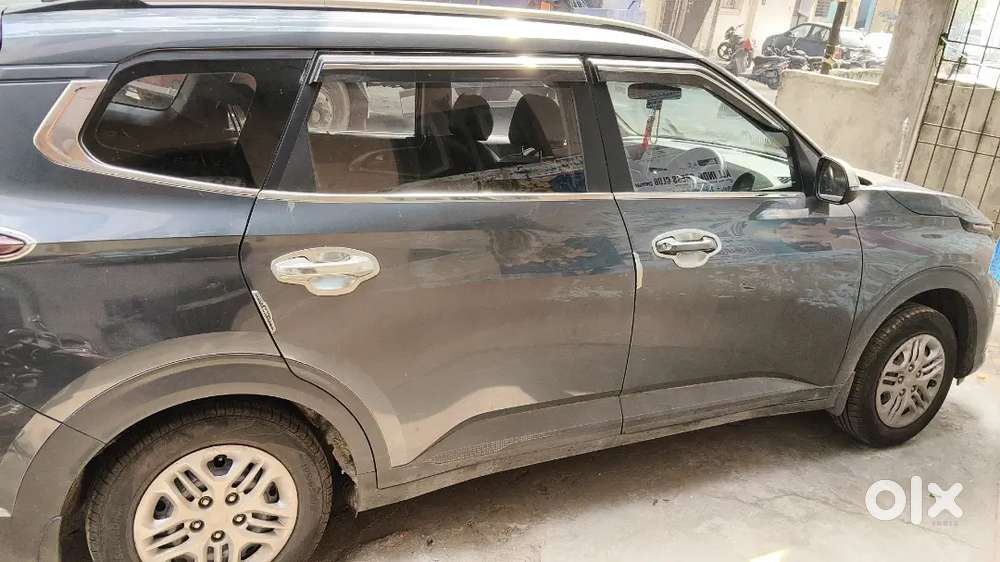 Kia Carens 2024 Petrol Well Maintained