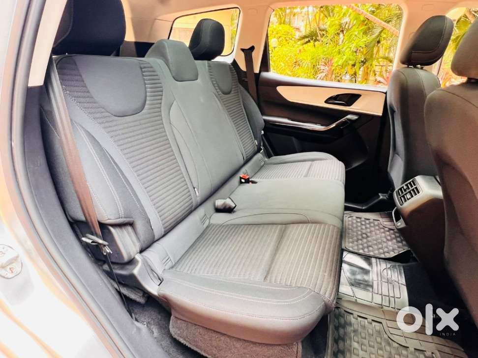 Mahindra Xuv700 Ax 5 Petrol Mt Str (e), 2022, Petrol