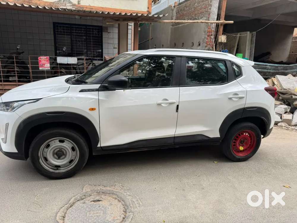 White Nissan Magnite 1.0 Xe 2022