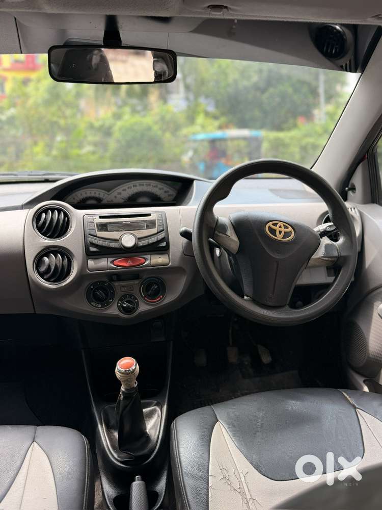 Toyota Etios V, 2011, Petrol