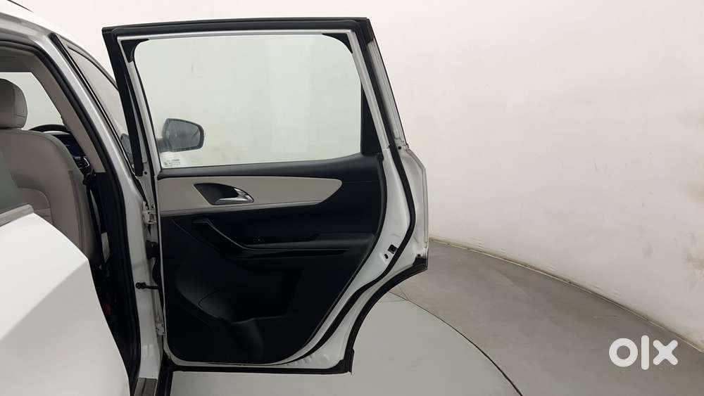 Mahindra Xuv700 2.2 Ax 7 Diesel At Str, 2023, Diesel