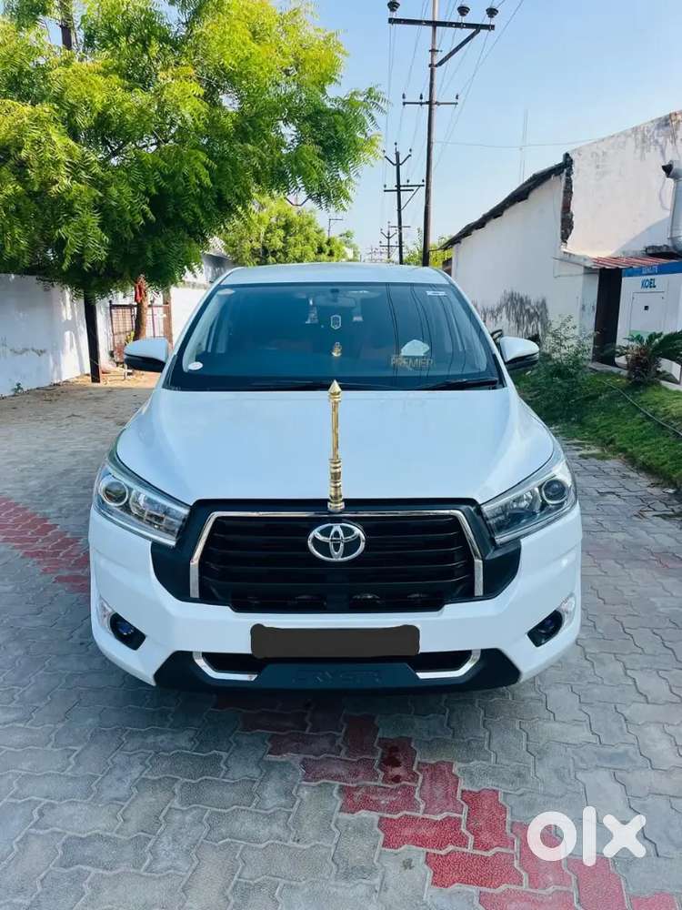 Innova Crysta Gx Plus 8 Seater Platinum White