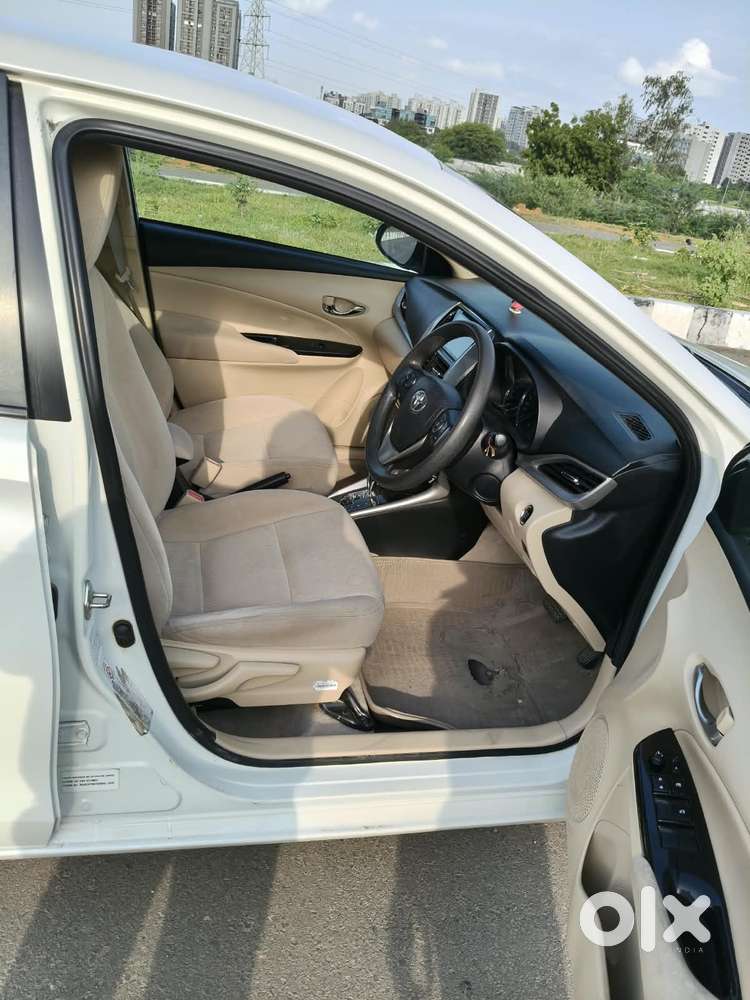 Toyota Yaris V Cvt, 2019, Petrol