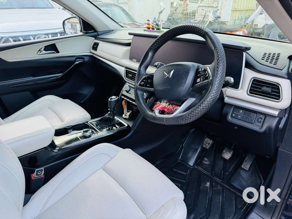 Mahindra Xuv700 2.2 Ax 7 Diesel Mt Luxury Pack Str, 2025, Diesel