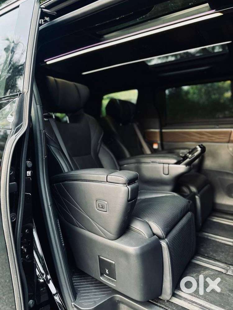Toyota Vellfire Vip – Executive Lounge, 2025, Petrol