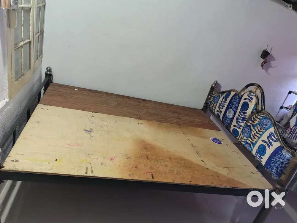 Good condition Iron bed.5.5&times;6 size
