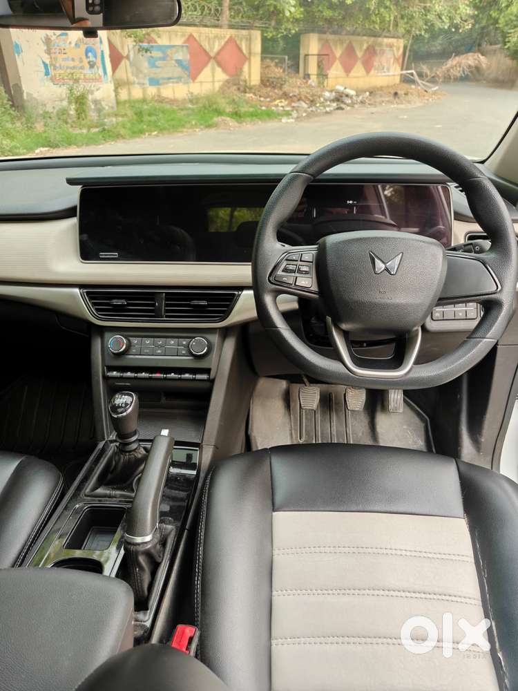 Mahindra Xuv700 2.0 Ax 5 Petrol Mt Str, 2023, Petrol