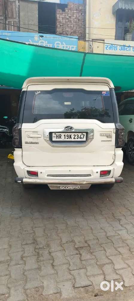 Mahindra Scorpio S4+ गाड़ी है