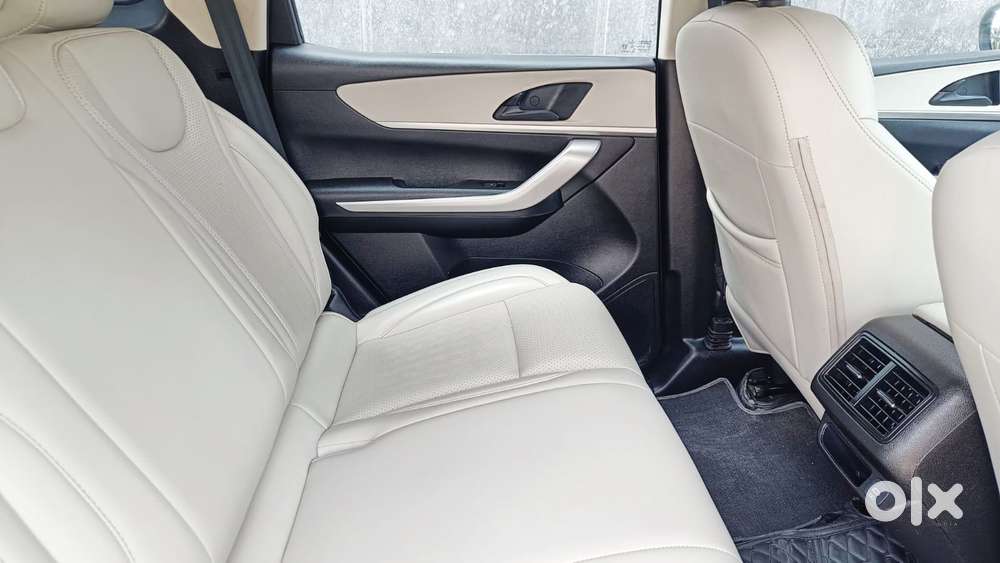 Mahindra Xuv700 2.0 Mx Petrol Mt 5 Str, 2024, Petrol