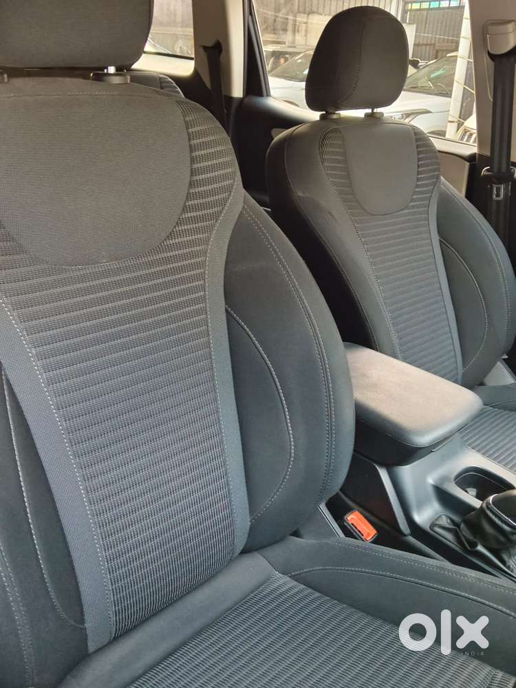 Mahindra Xuv700 2.0 Mx Petrol Mt 5 Str, 2022, Petrol