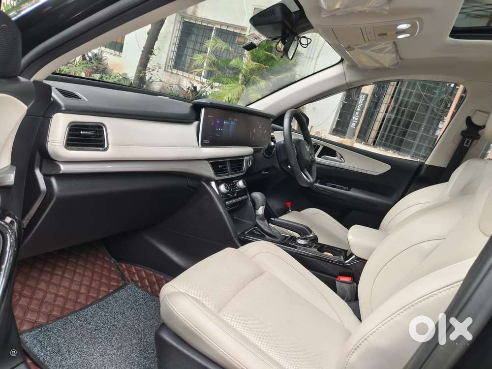 Mahindra Xuv700 2.0 Ax 7 Petrol At Str, 2024, Petrol