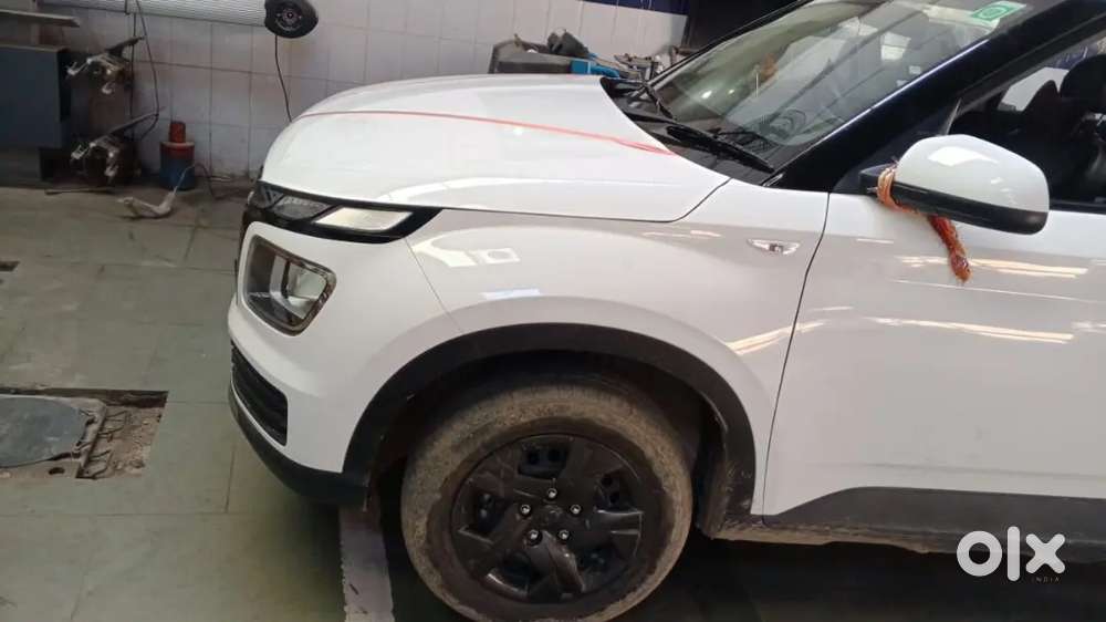 Hyundai Venue 2025 Petrol 5500 Km Driven