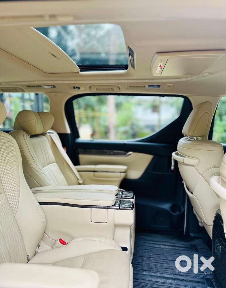 Toyota Vellfire 2.5 Executive Lounge, 2023, Petrol